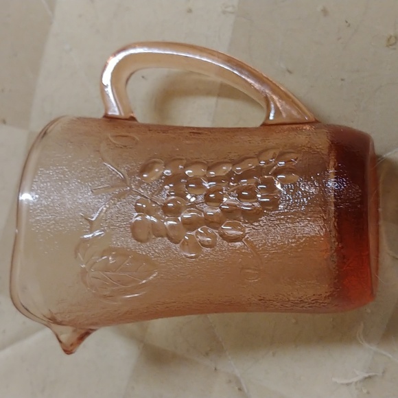 Pink glass milk/cream pitcher - Picture 2 of 5